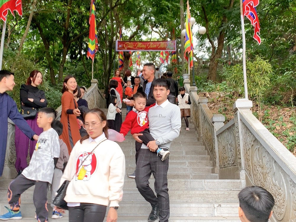 Đền Cao – Chí Linh: Người dân nô nức đi lễ những ngày đầu năm