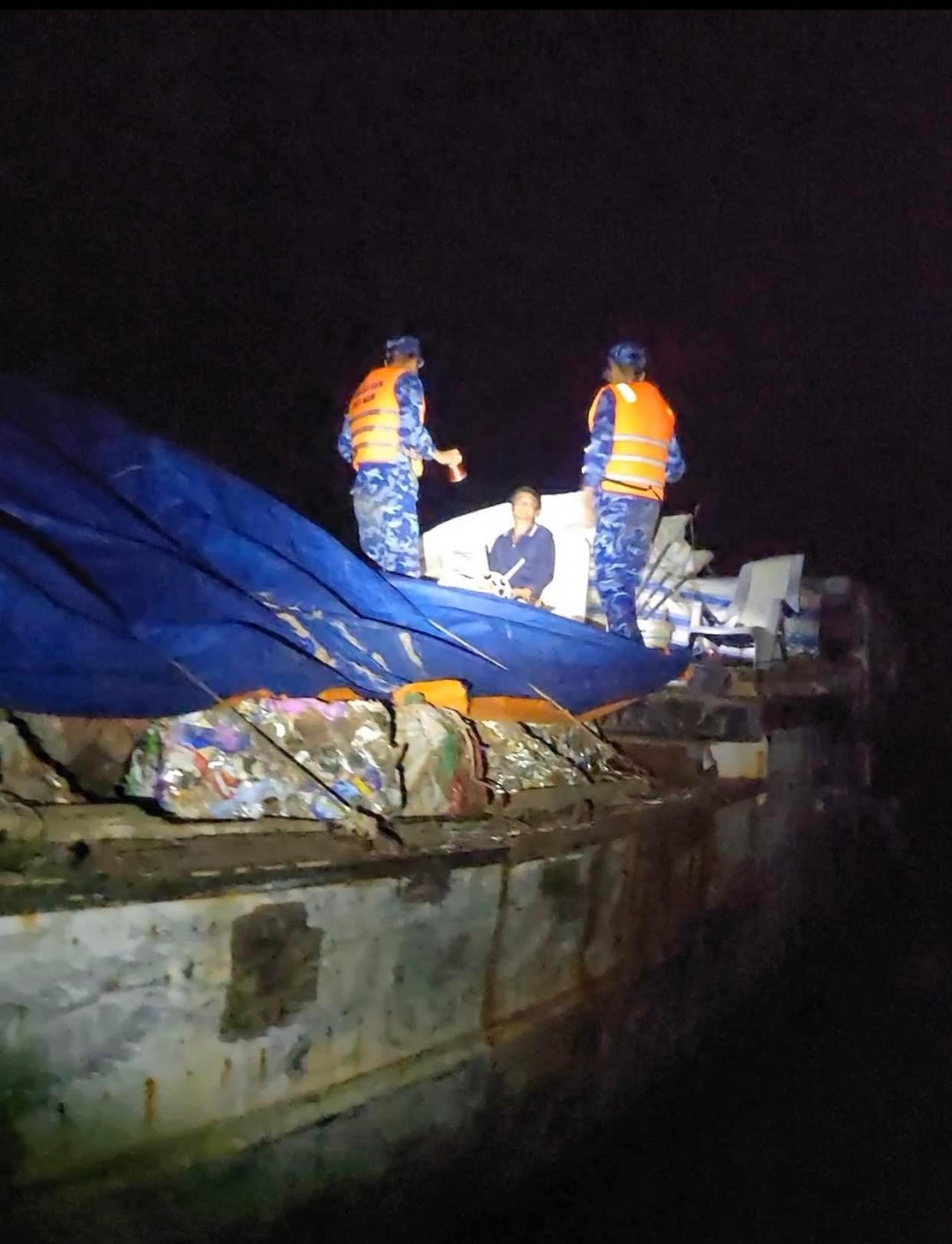 Bắt giữ tàu vận chuyển khoảng 20 tấn phế liệu trái phép trên biển