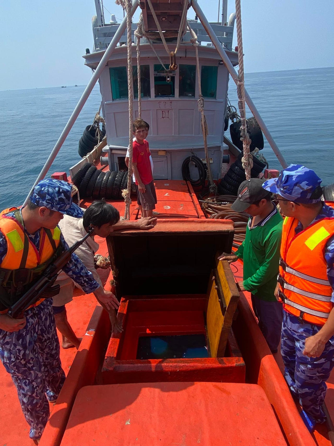 Đoàn Trinh sát số 2 phát hiện, bắt giữ tàu cá vận chuyển hàng hoá không rõ nguồn gốc