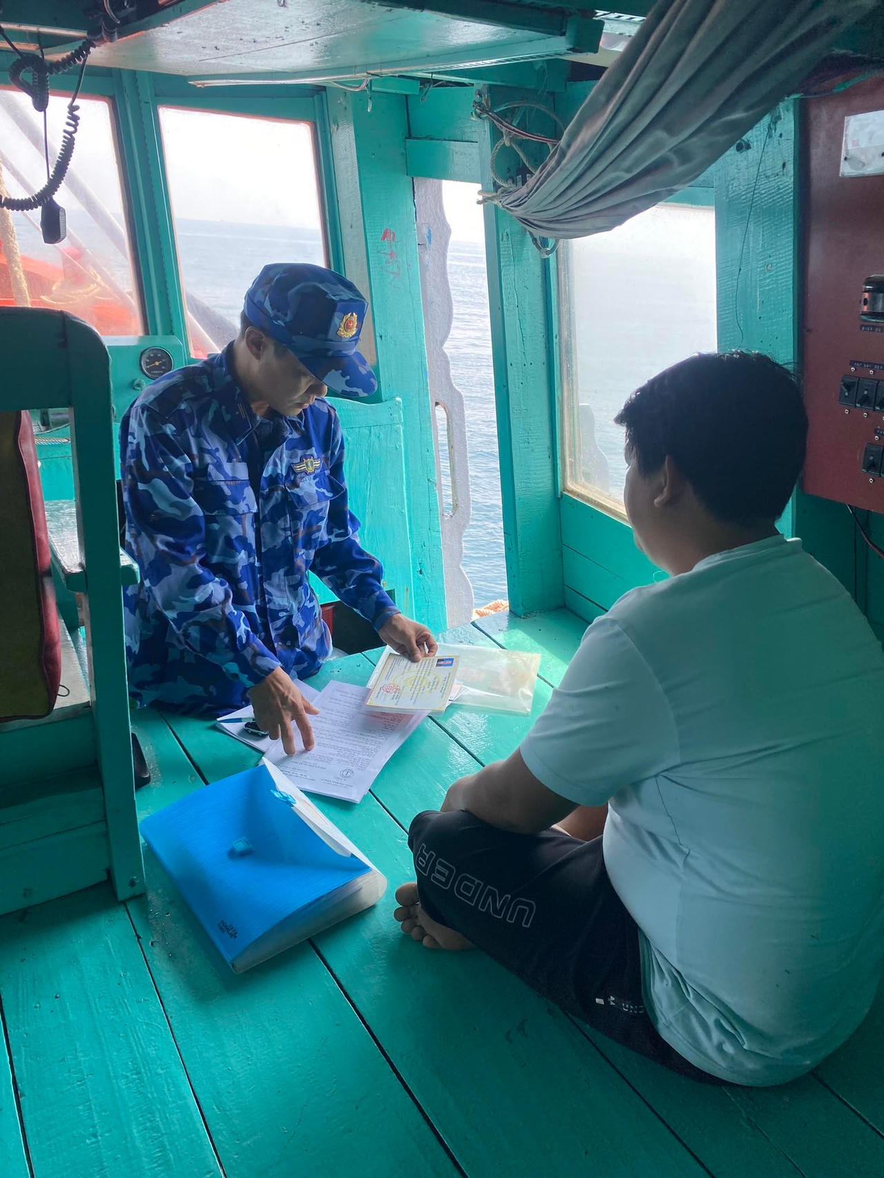 Đoàn Trinh sát số 2 phát hiện, bắt giữ tàu cá vận chuyển hàng hoá không rõ nguồn gốc