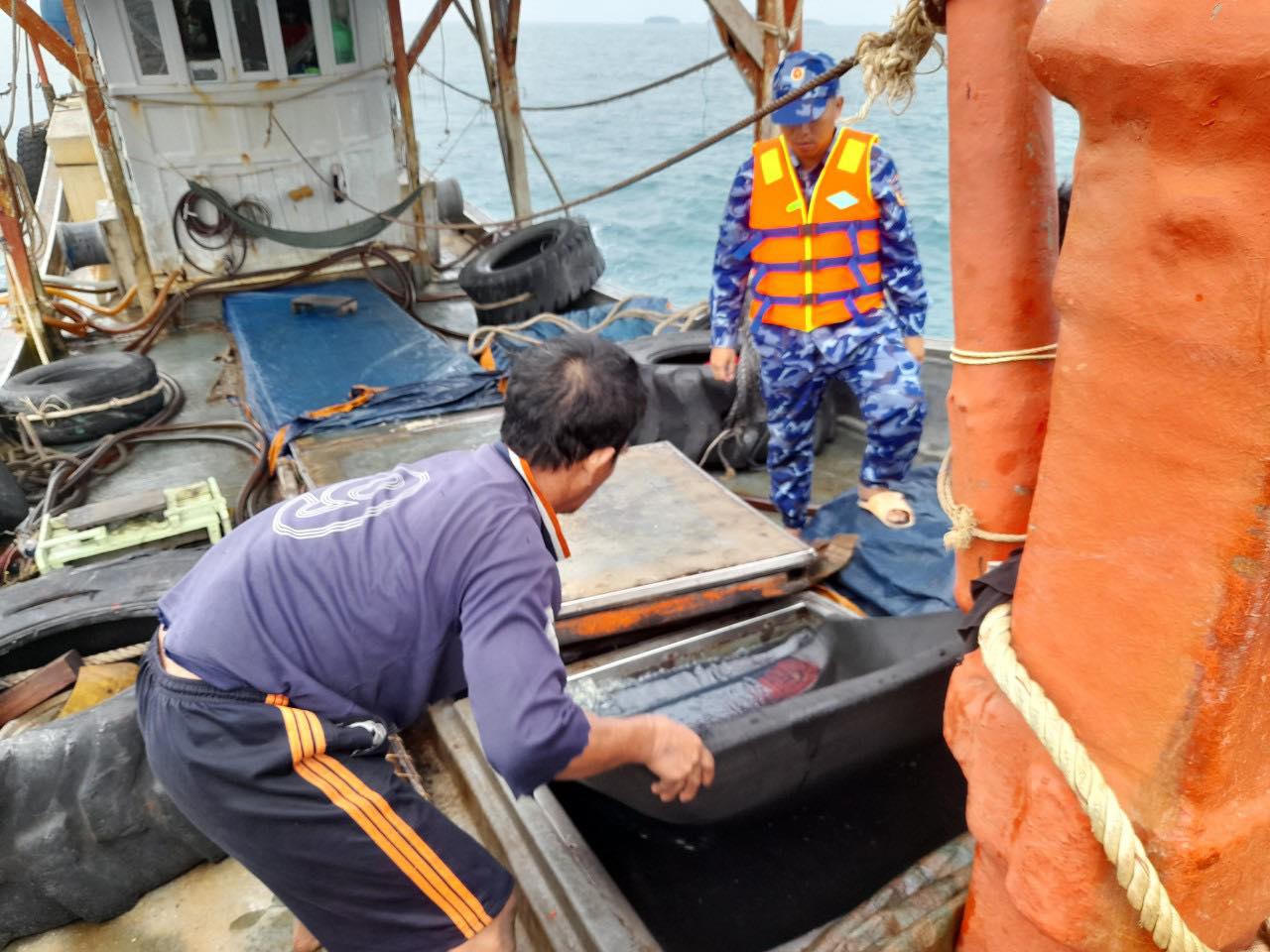 Phát hiện, bắt giữ tàu cá vận chuyển hàng hoá không rõ nguồn gốc