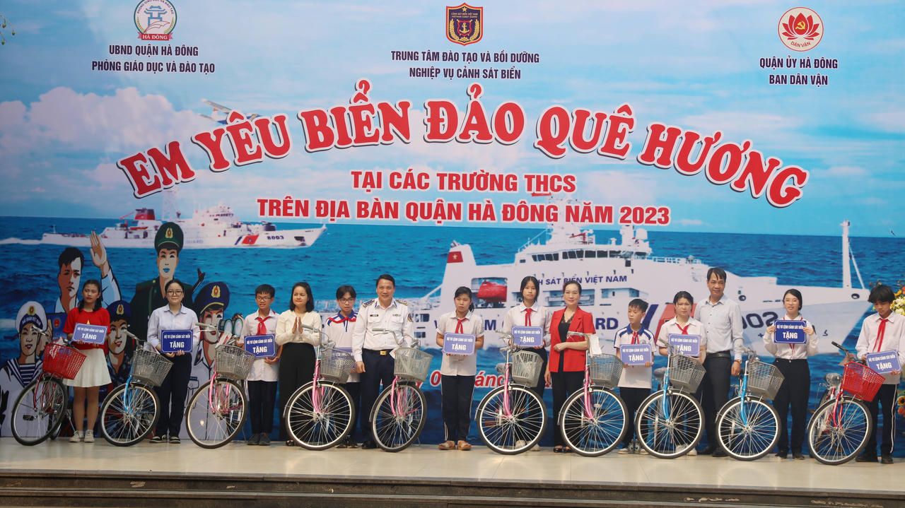 Cảnh sát biển đưa Cuộc thi "Em yêu biển đảo quê hương" đến với học sinh quận Hà Đông