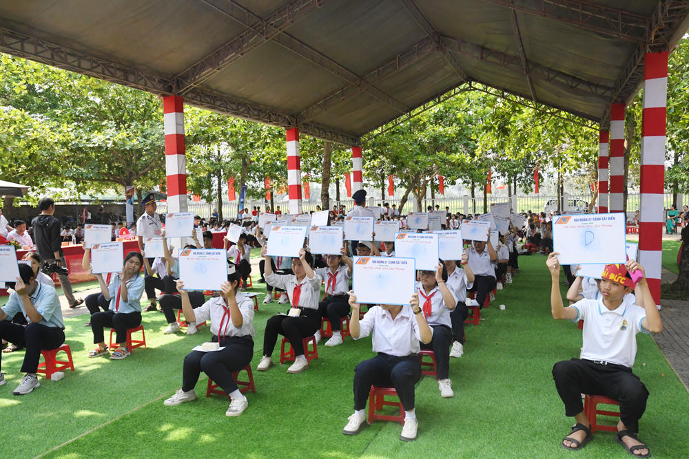 Cảnh sát biển đưa Cuộc thi "Em yêu biển đảo quê hương" đến với học sinh quận Hà Đông