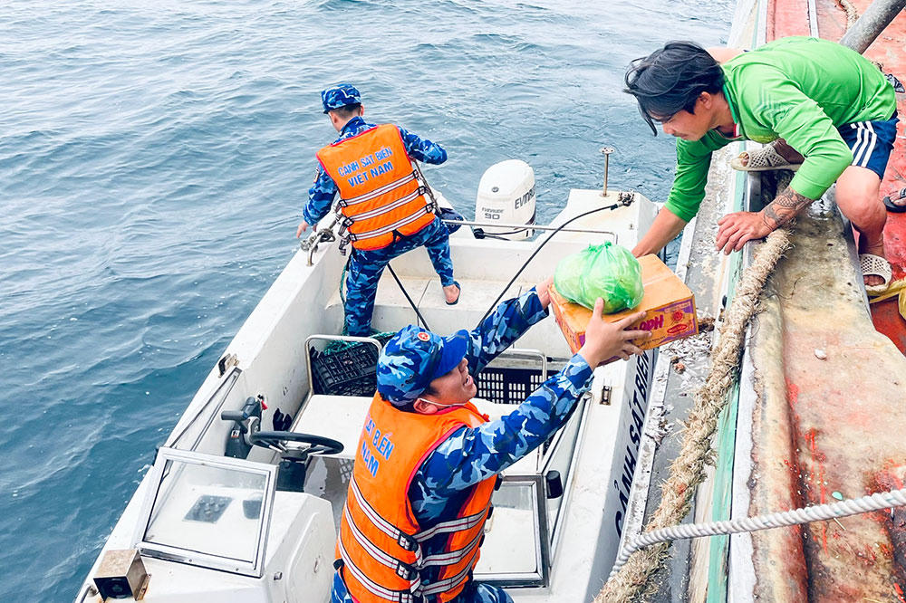 Các tàu Cảnh sát biển tích cực tuyên truyền, phòng chống IUU cho ngư dân