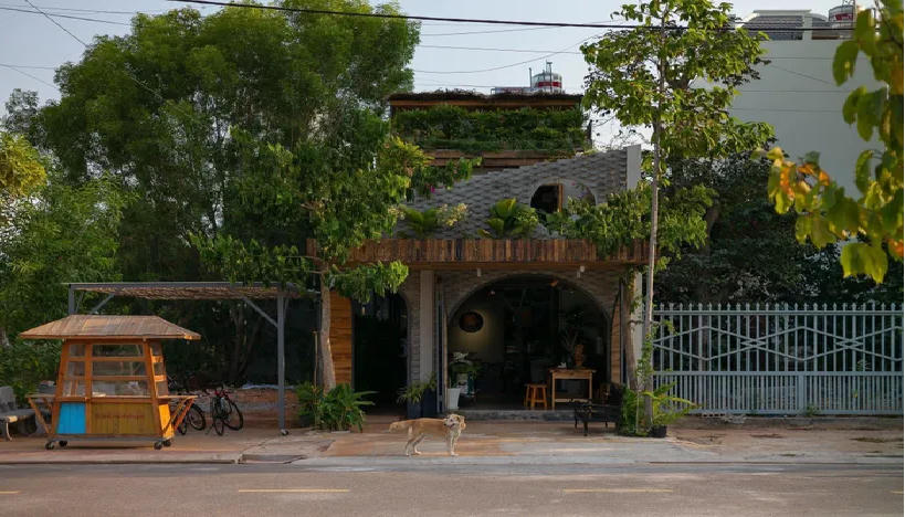 Ngôi nhà 'Dế Mèn' với không gian mát lành nhờ cây xanh, vườn rau sạch trên mái