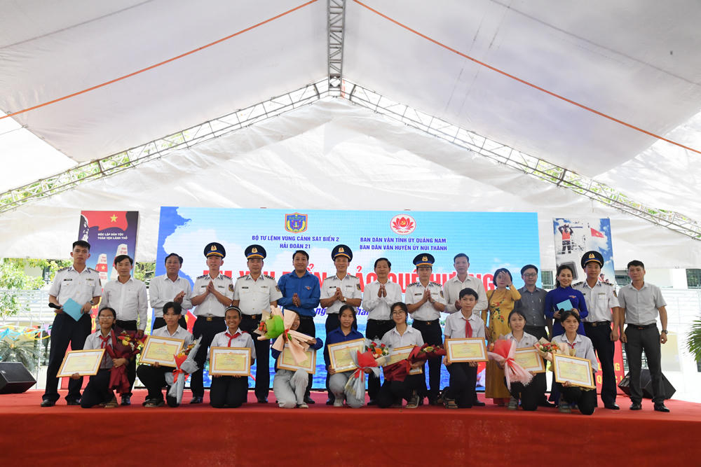 Cảnh sát biển tổ chức Cuộc thi 'Em yêu biển, đảo quê hương' tại huyện Núi Thành
