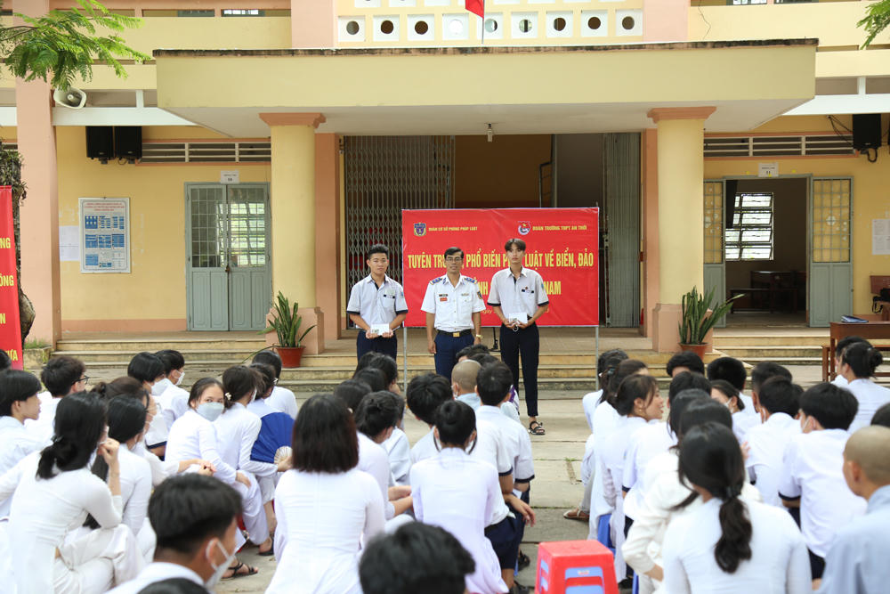 Cảnh sát biển tổ chức Cuộc thi 'Em yêu biển, đảo quê hương' tại huyện Núi Thành