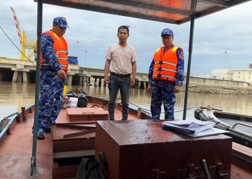 Cảnh sát biển bắt giữ tàu cá có hành vi vận chuyển dầu DO không rõ nguồn gốc