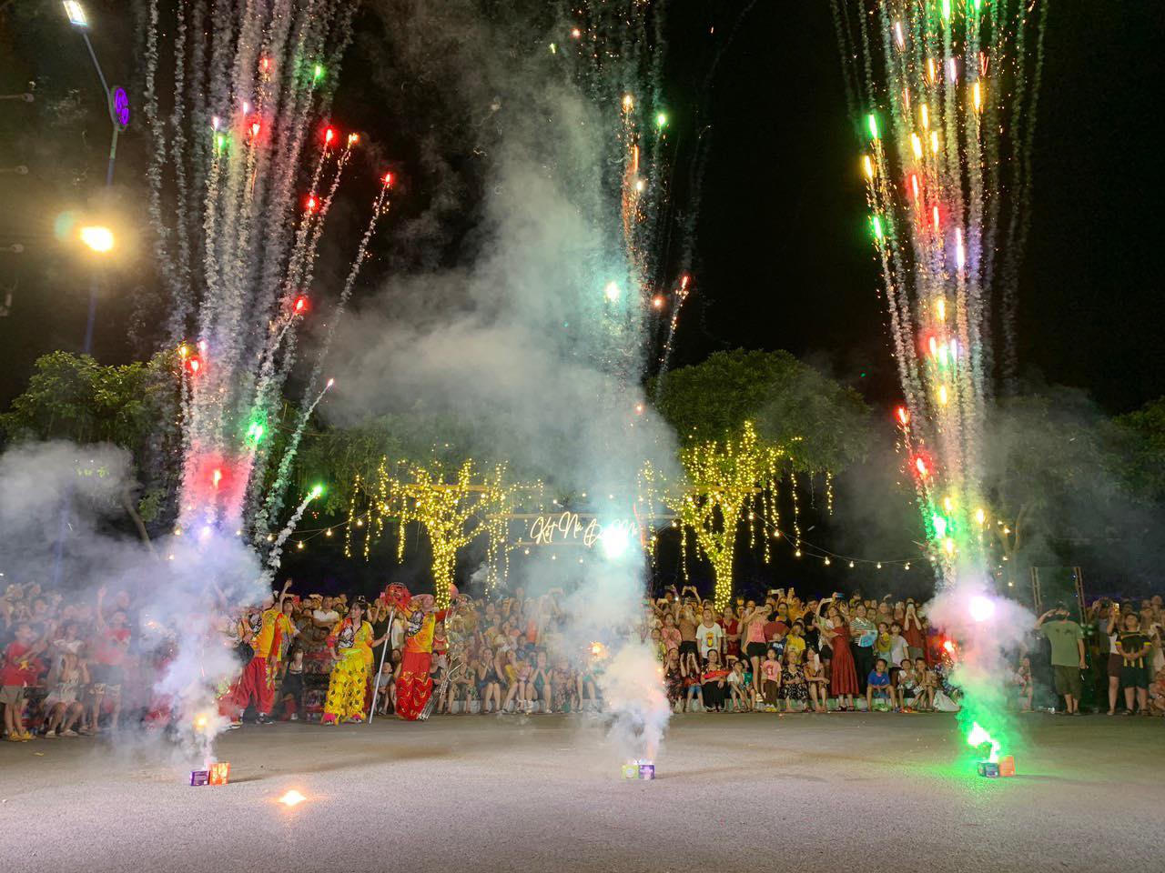 Du khách nô nức với phố đi bộ đêm ở TP Hải Dương dịp lễ 2/9