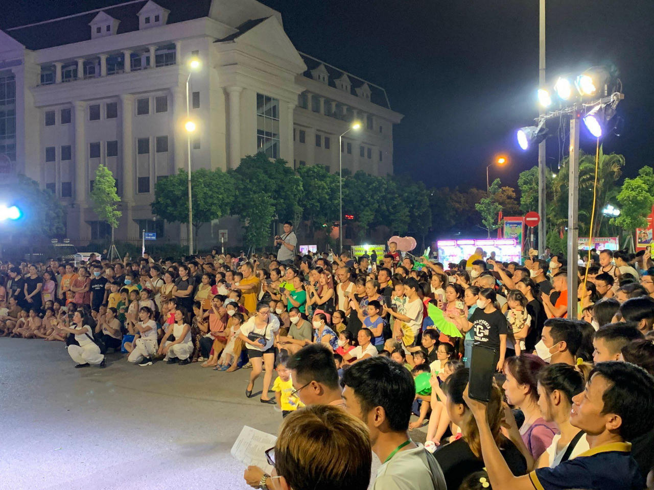 Du khách nô nức với phố đi bộ đêm ở TP Hải Dương dịp lễ 2/9