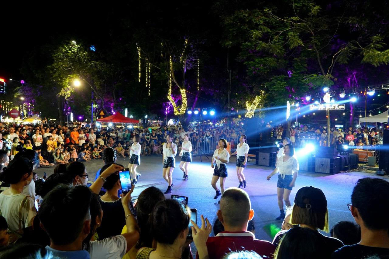 Du khách nô nức với phố đi bộ đêm ở TP Hải Dương dịp lễ 2/9