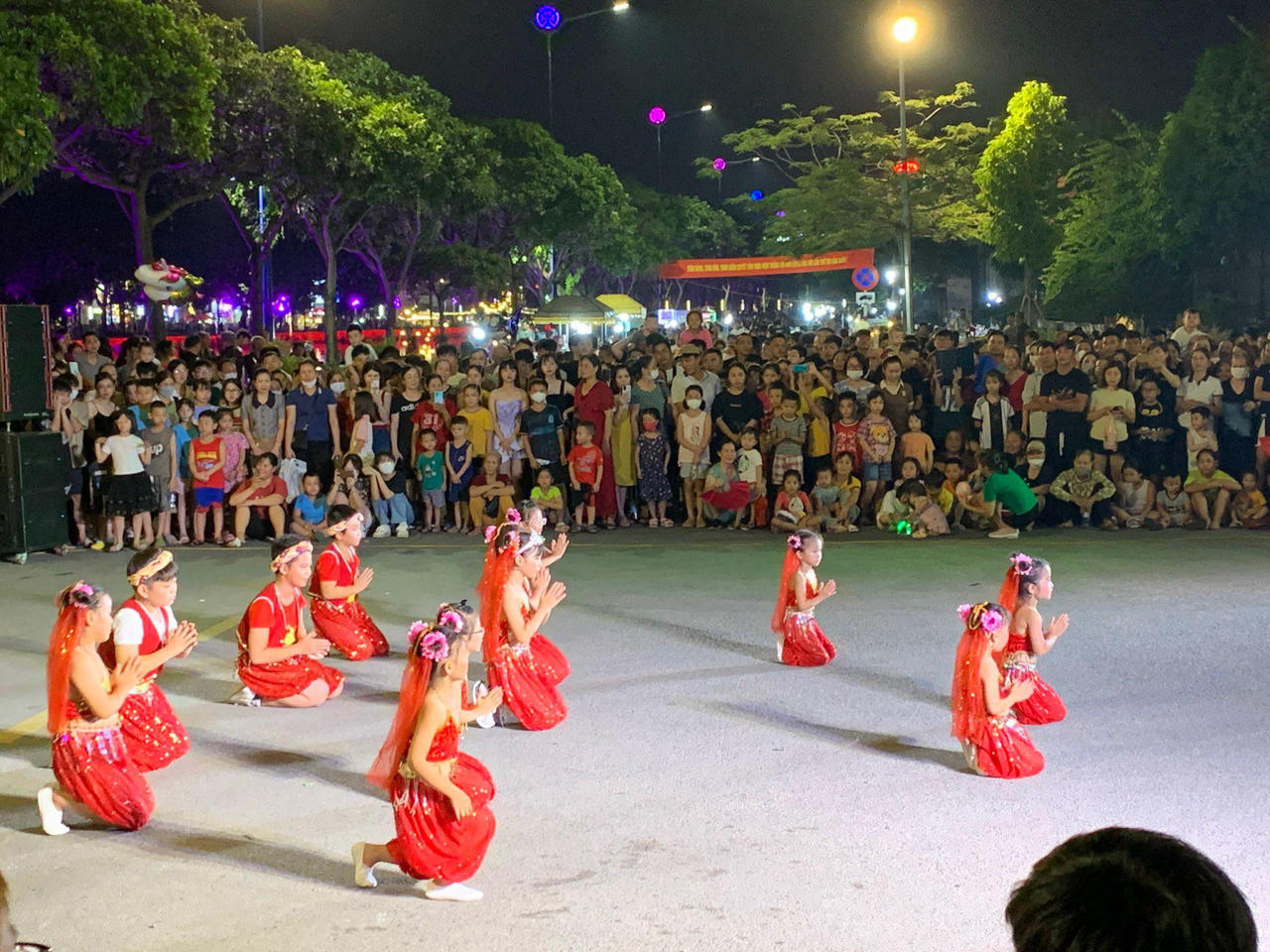 Du khách nô nức với phố đi bộ đêm ở TP Hải Dương dịp lễ 2/9