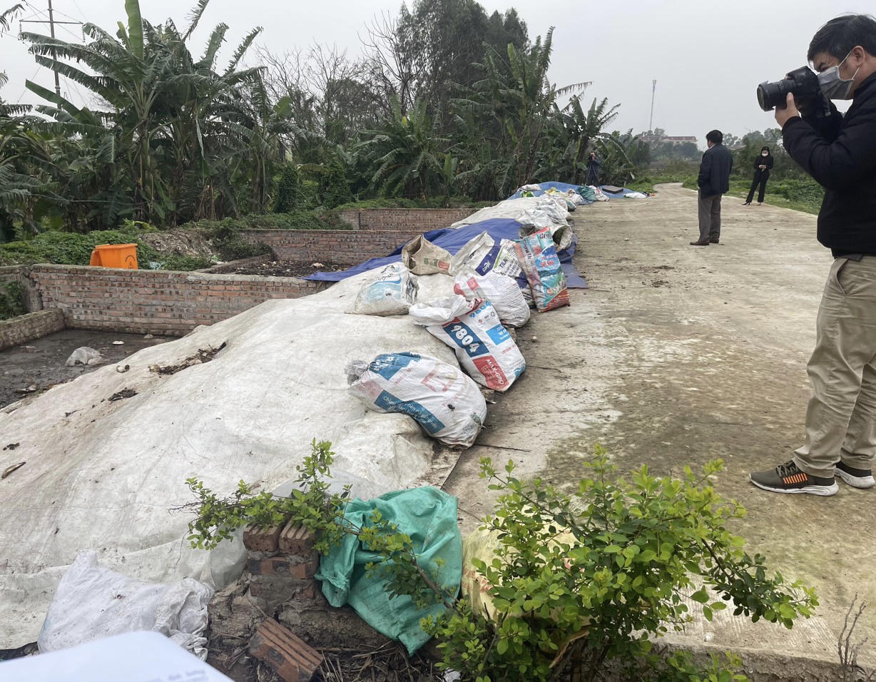 Nghiên cứu sản xuất gạch từ phế liệu với tro của nhà máy xử lý rác