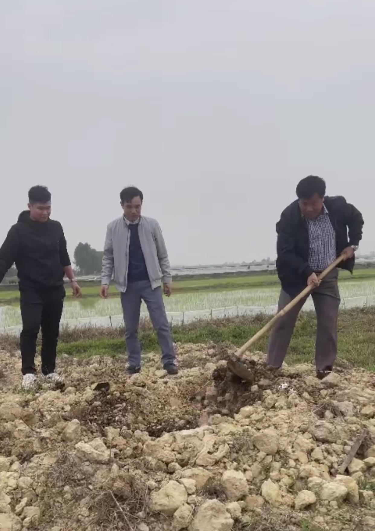 Nghiên cứu sản xuất gạch từ phế liệu với tro của nhà máy xử lý rác