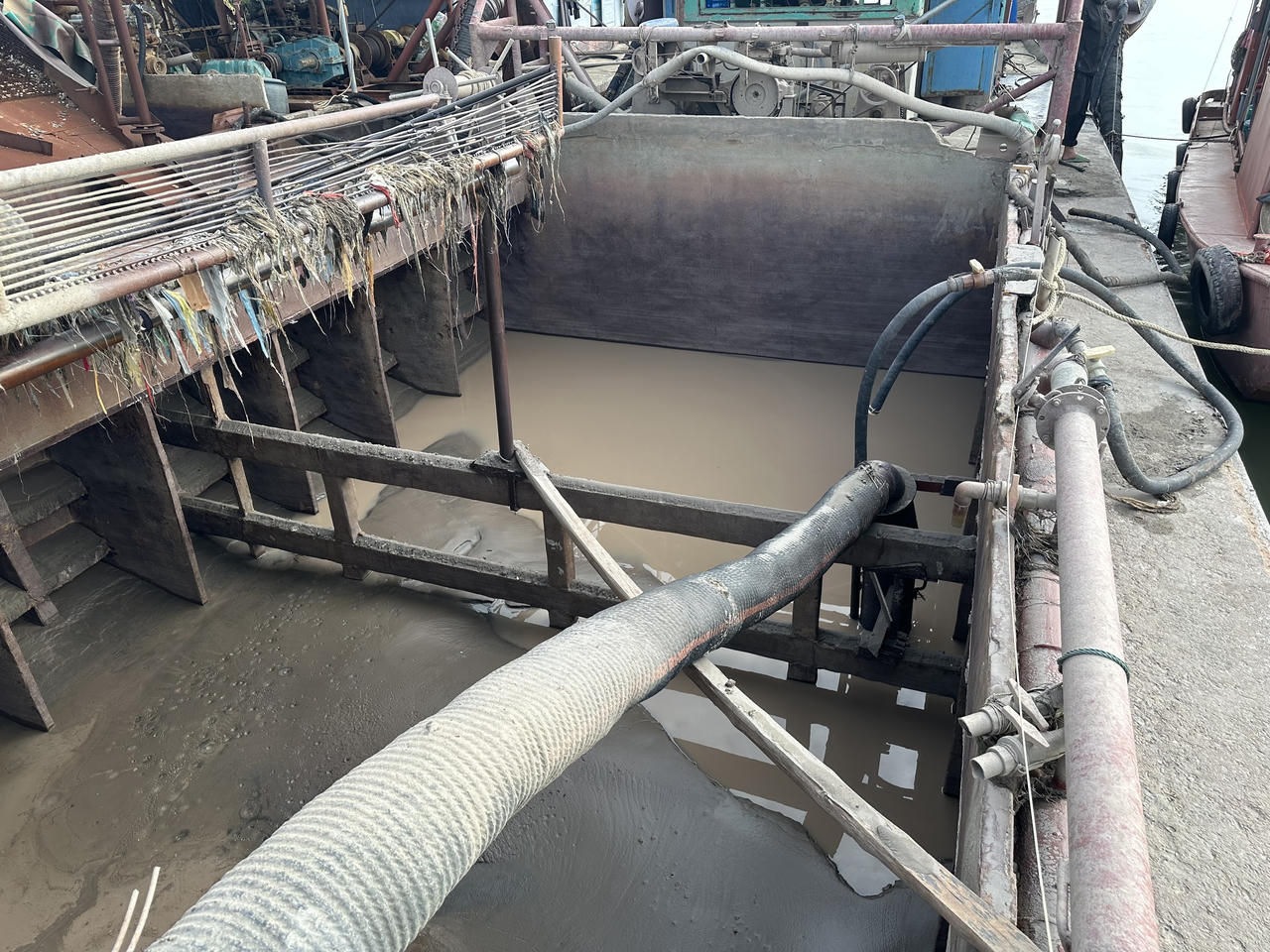 Phát hiện tàu vỏ xi măng nghi hút cát trái phép tại Hải Dương