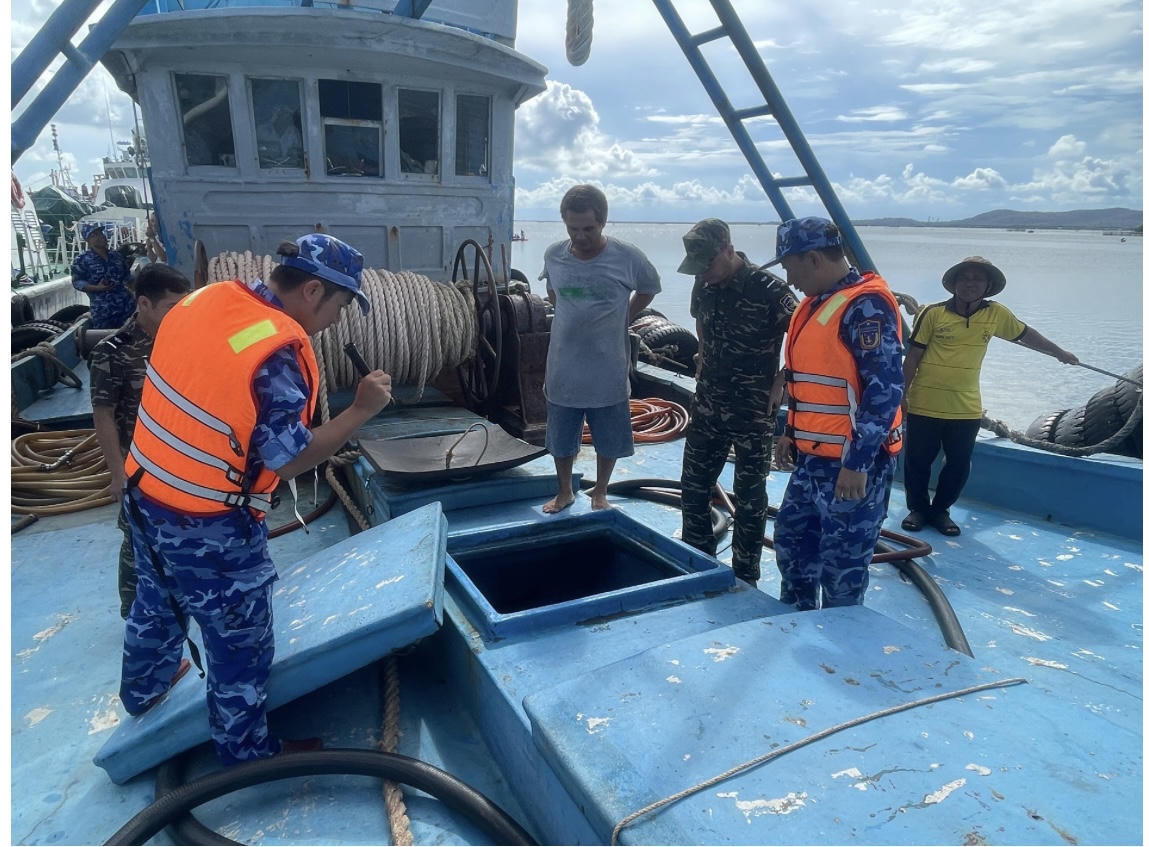 BTL Vùng Cảnh sát biển 1 tạm giữ tàu vận chuyển cát không có nguồn gốc 