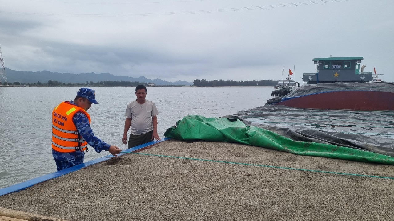 BTL Vùng Cảnh sát biển 1 tạm giữ tàu vận chuyển cát không có nguồn gốc 