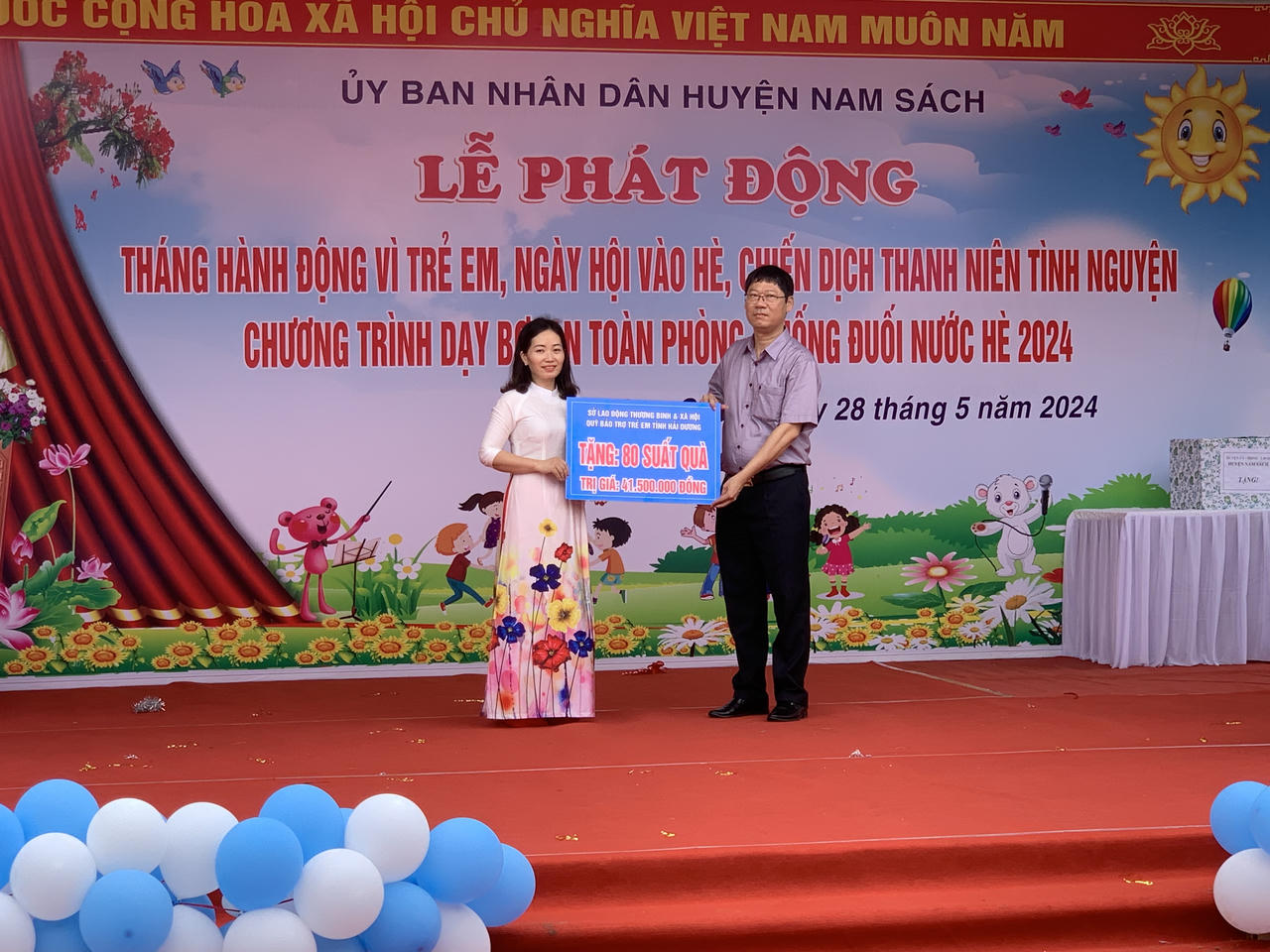 Nam Sách (Hải Dương) trao tặng nhiều phần quà ý nghĩa trong Tháng hành động vì trẻ em 