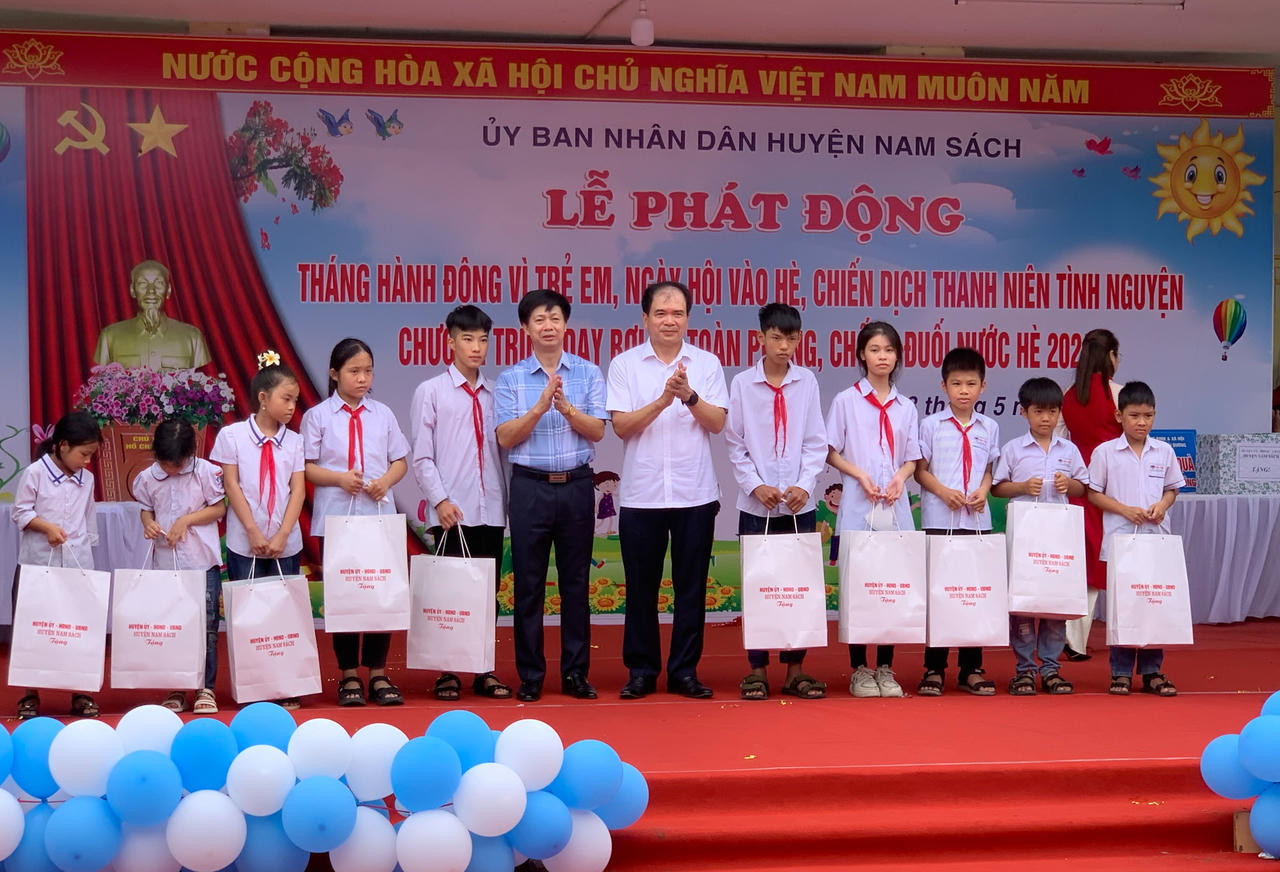Nam Sách (Hải Dương) trao tặng nhiều phần quà ý nghĩa trong Tháng hành động vì trẻ em 