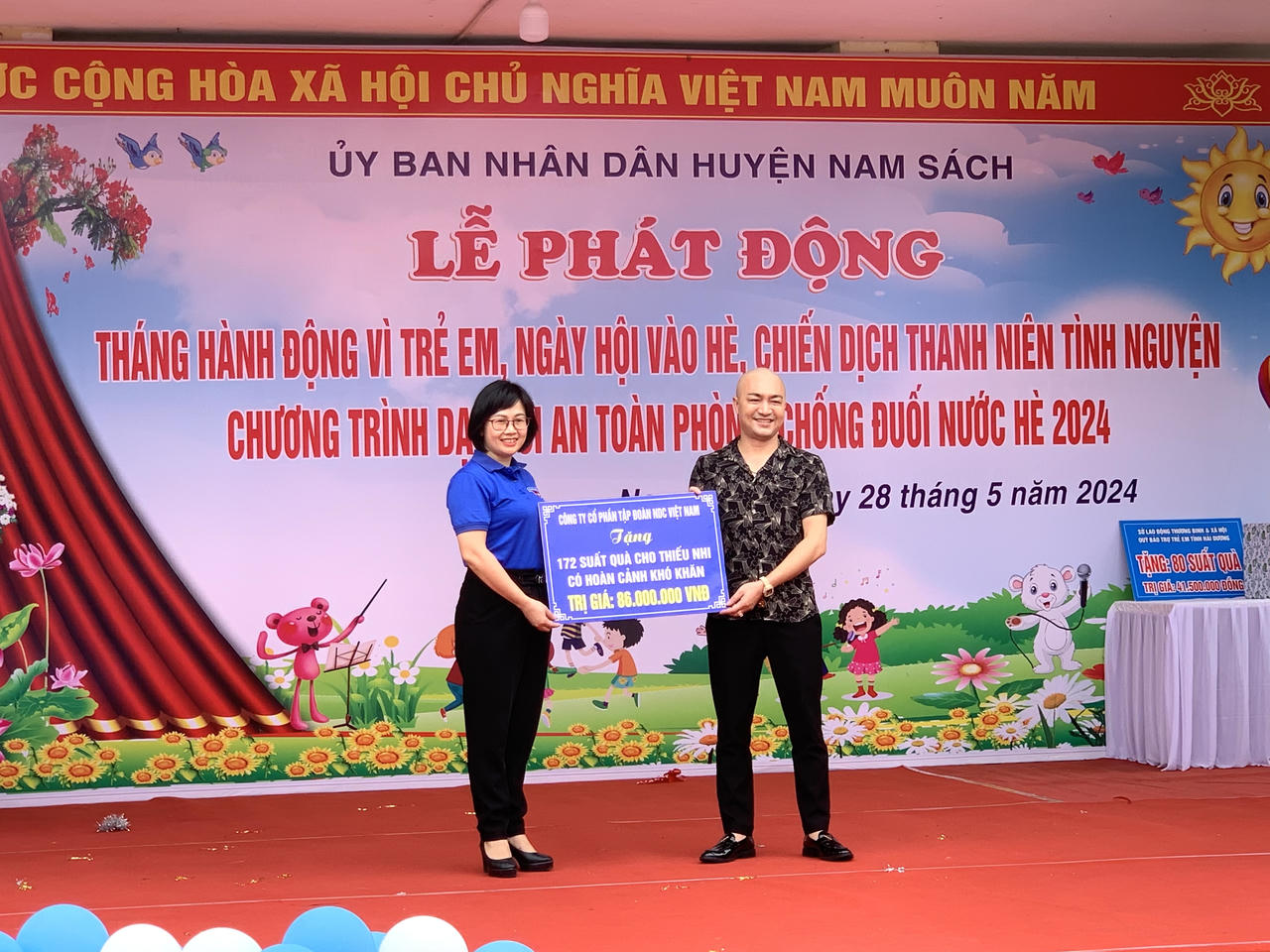 Nam Sách (Hải Dương) trao tặng nhiều phần quà ý nghĩa trong Tháng hành động vì trẻ em 