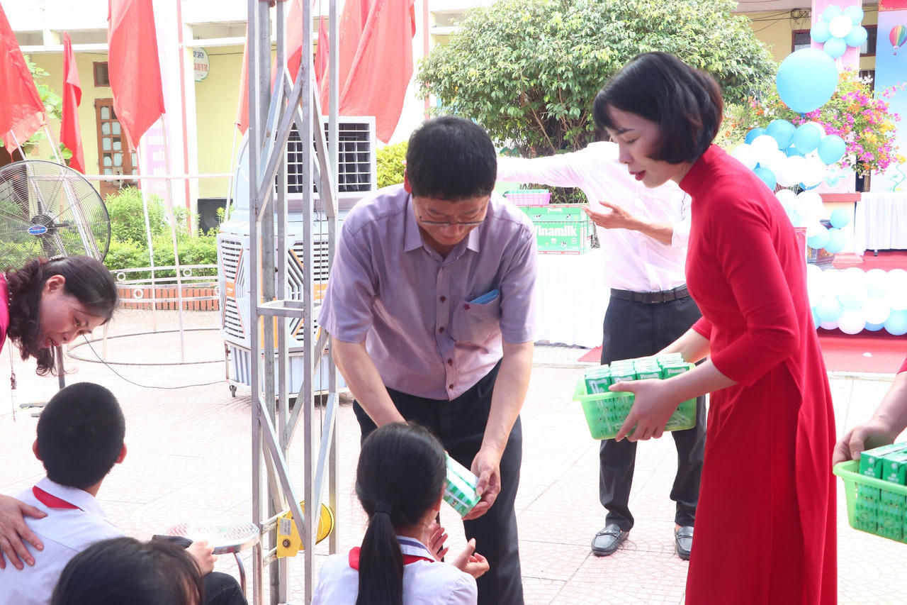 Nam Sách (Hải Dương) trao tặng nhiều phần quà ý nghĩa trong Tháng hành động vì trẻ em 