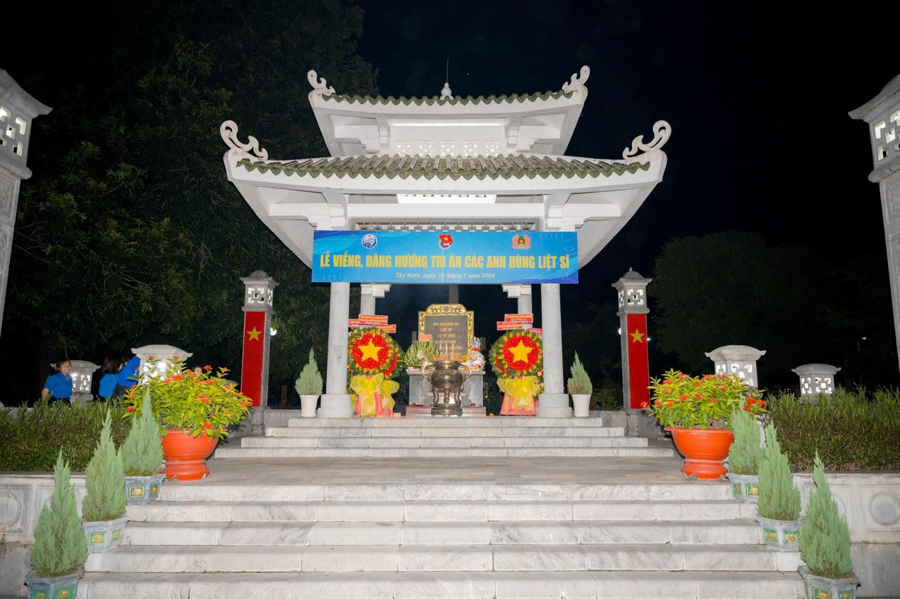 Đoàn Thanh niên Bộ Công an tri ân các anh hùng Liệt sĩ tại Tây Ninh