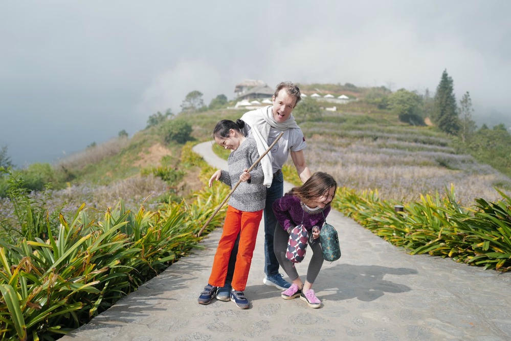  Bạn trai mới của cô cũng đồng hành cùng hai mẹ con (Ảnh: FBNV) - Tin sao Viet - Tin tuc sao Viet - Scandal sao Viet - Tin tuc cua Sao - Tin cua Sao