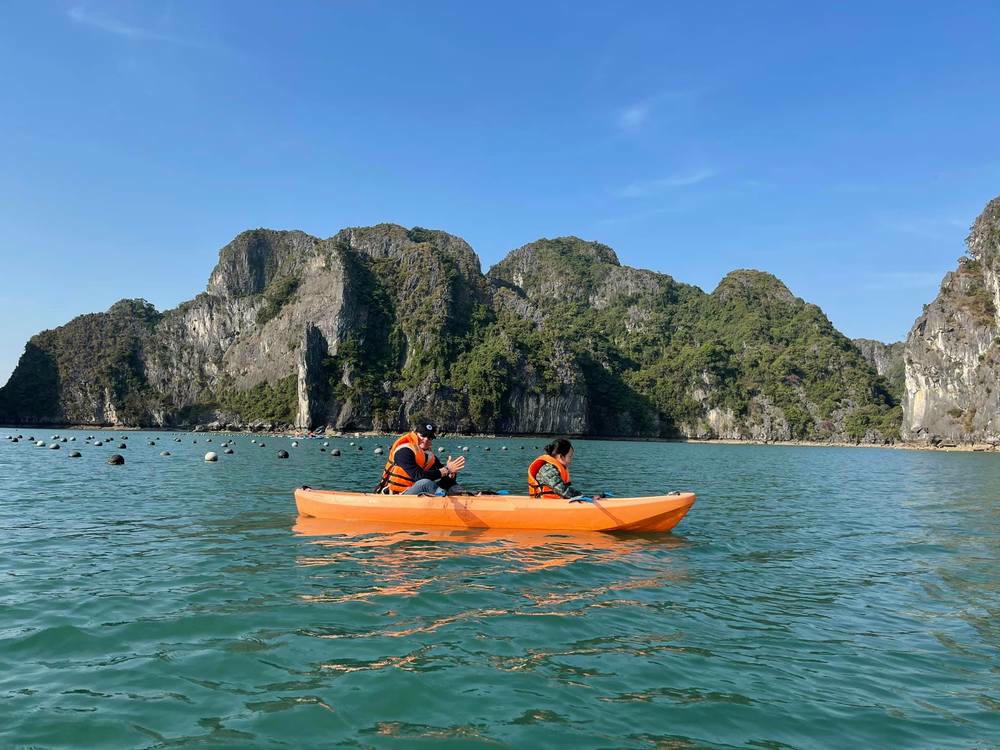  Bạn trai Tây hướng dẫn con trai Hồng Nhung chèo thuyền (Ảnh: FBNV) - Tin sao Viet - Tin tuc sao Viet - Scandal sao Viet - Tin tuc cua Sao - Tin cua Sao