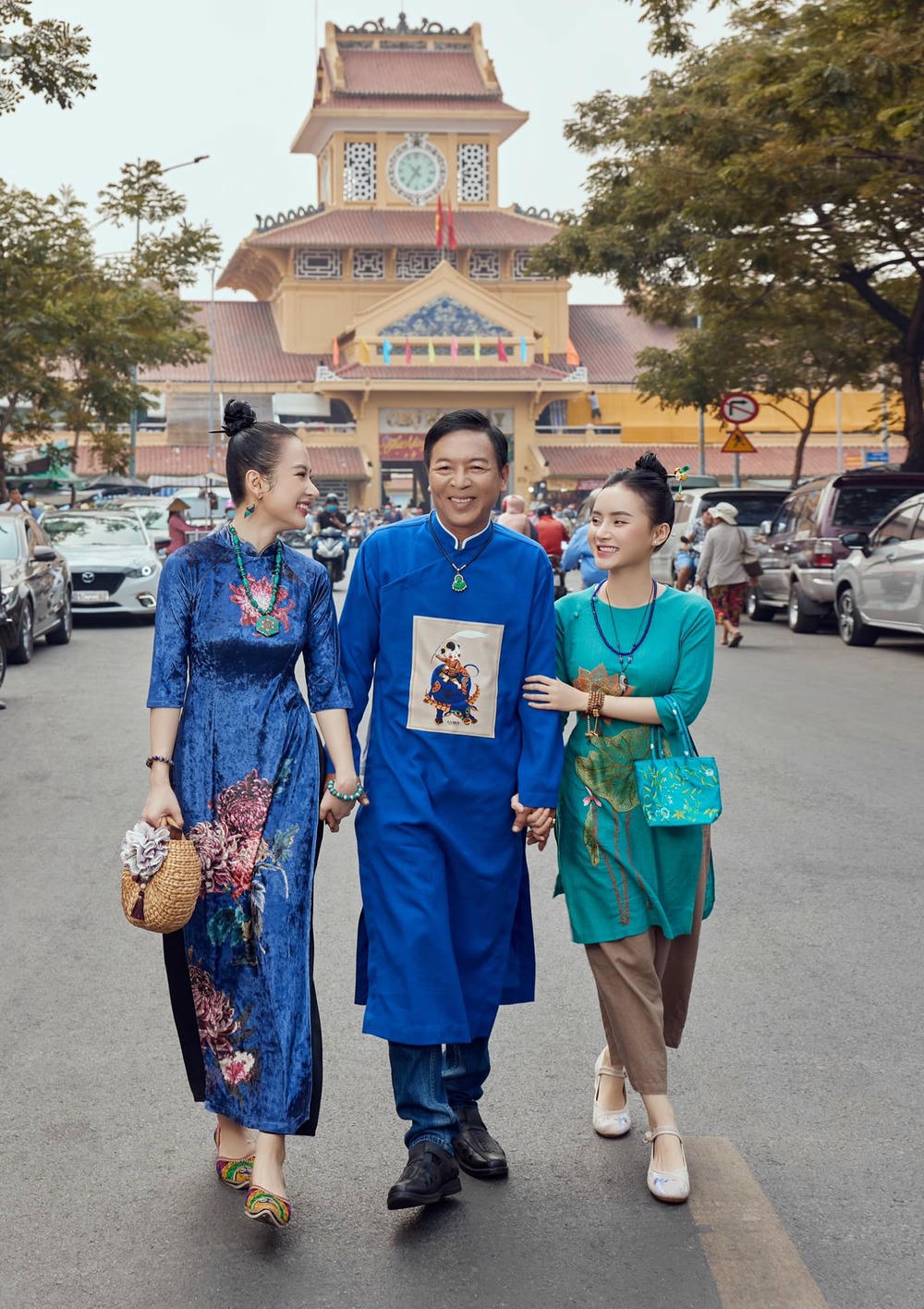  Angela Phương Trinh mặc áo dài cùng gia đình đi sắm Tết. (Ảnh: FBNV)