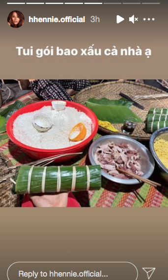  Nàng Hậu tự chê khả năng gói bánh. (Ảnh: Chụp màn hình)