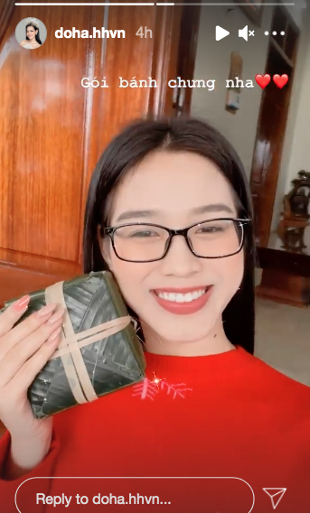  Đỗ Thị Hà khéo léo gói bánh. (Ảnh: Chụp màn hình)