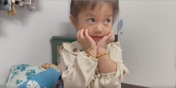  Lê Dương Bảo Lâm dắt con đi chơi, không quên cho bé đeo vàng làm điệu. (Ảnh: Chụp màn hình)