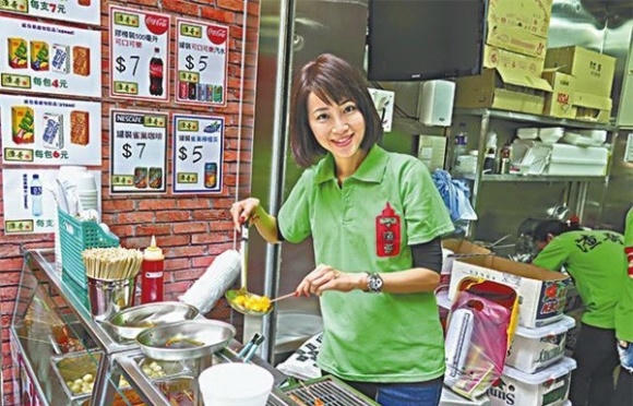 Báo chí Hồng Kông từng xôn xao khi Hoa hậu một thời lại đi bán cá biên chiên. Nhiều người cũng cho rằng hôn nhân của cô và chồng đại gia đang gặp trắc trở. Báo chí Hồng Kông từng xôn xao khi Hoa hậu một thời lại đi bán cá biên chiên. Nhiều người cũng cho rằng hôn nhân của cô và chồng đại gia đang gặp trắc trở.