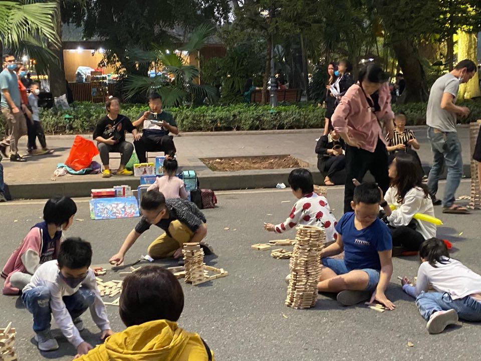 Phố đi bộ Hà Nội nhộn nhịp trở lại, khách và người bán hàng 'quên' đeo khẩu trang