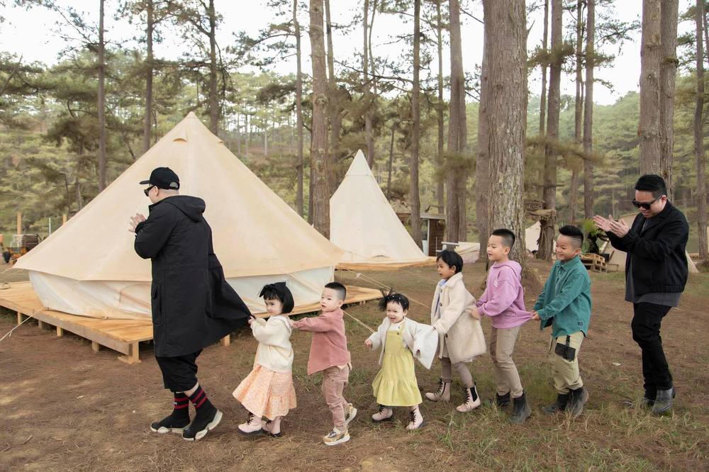 Ấm lòng NTK Đỗ Mạnh Cường nhận con nuôi thứ 8 là bé gái 