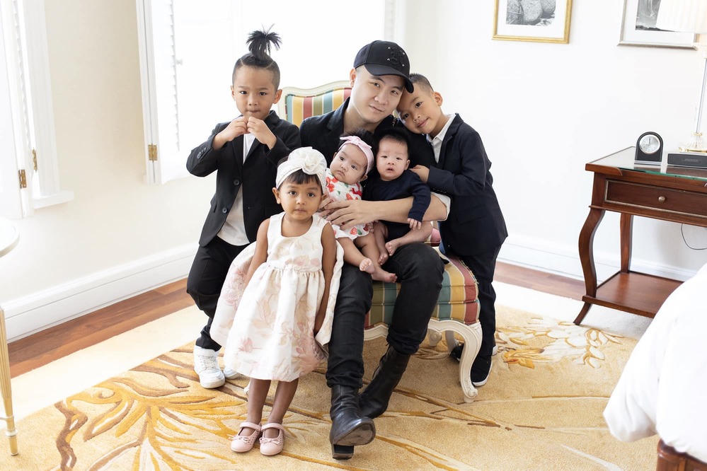 Ấm lòng NTK Đỗ Mạnh Cường nhận con nuôi thứ 8 là bé gái 