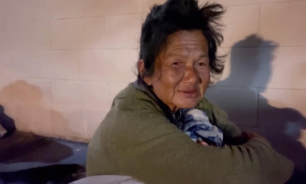 Xót xa chứng kiến nghệ sĩ Kim Ngân ngủ ngoài sân giữa trời đêm lạnh giá