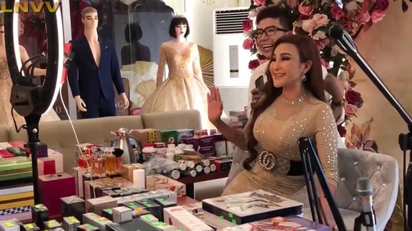 Cuộc sống sung túc của nữ ca sĩ chuyển giới đầu tiên ở Việt Nam