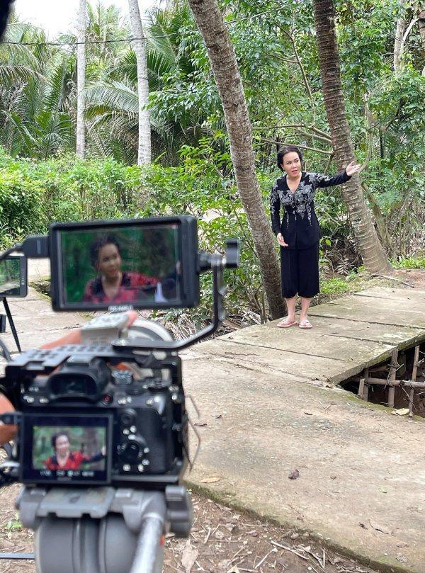 Ca sĩ Mỹ Lệ ủng hộ nửa tỷ mua vaccine; NS Duy Phương kêu gọi khán giả chuyển tiền hỗ trợ mình