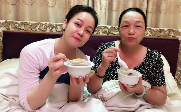 Võ Hoàng Yến hồi hộp sang Mỹ thăm chồng sắp cưới sau gần 2 năm xa cách; Tăng Thanh Hà khoe ảnh 12 năm trước với chồng