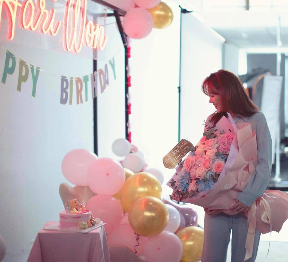 Phương Thanh làm tình nguyện viên trong mùa dịch; Võ Hoàng Yến khoe ảnh ngọt ngào với bạn trai, cuộc sống bình yên ở Mỹ