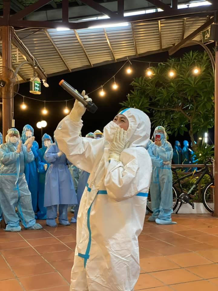 Phương Thanh làm tình nguyện viên trong mùa dịch; Võ Hoàng Yến khoe ảnh ngọt ngào với bạn trai, cuộc sống bình yên ở Mỹ