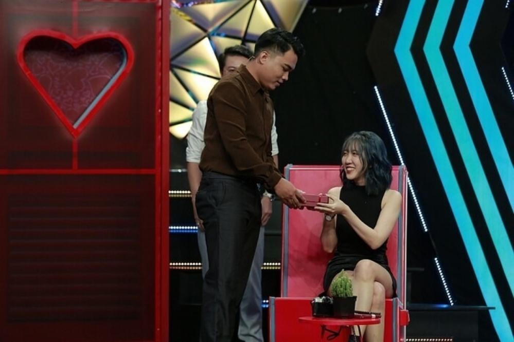 Tranh cãi về cô gái 12 mối tình đang 'hot' mạng xã hội