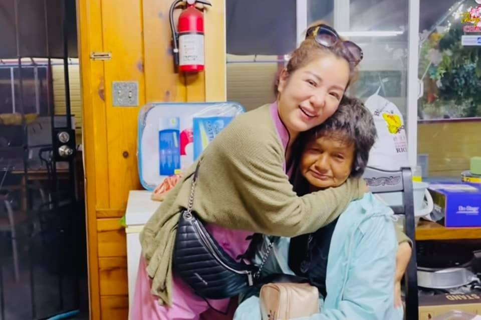 Hoa hậu Trần Tiểu Vy đi xe máy phát 3 tấn gạo cho người nghèo; Thúy Nga 'nhận tội' liên quan tới việc gặp gỡ, giúp đỡ NS Kim Ngân