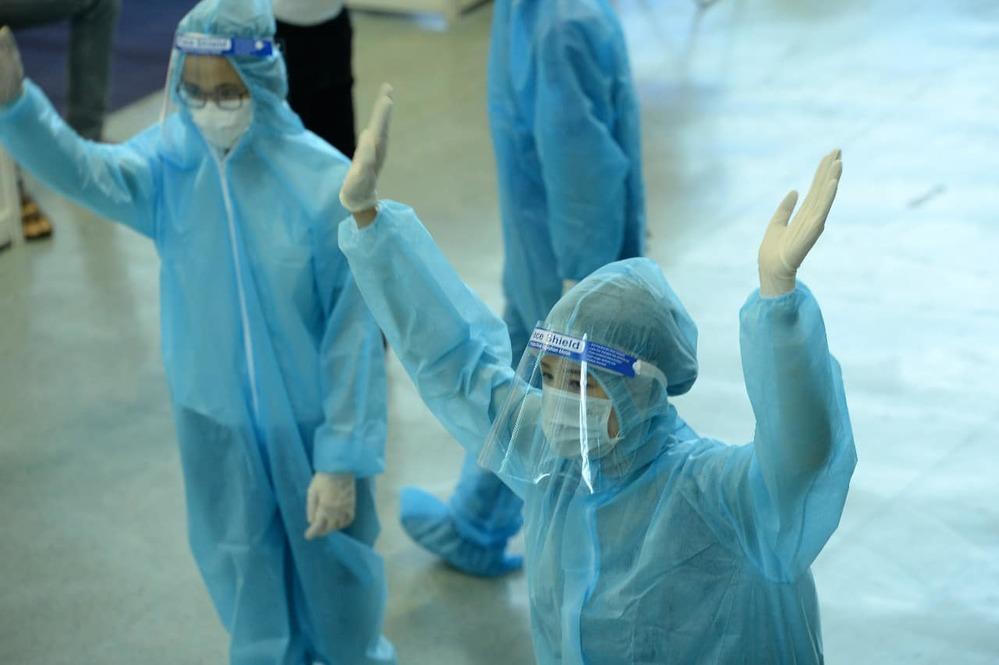 Hà Kiều Anh đáp trả thắc mắc về thân phận 'công chúa'; Hồ Ngọc Hà bức xúc khi bị nói mang con ra câu like