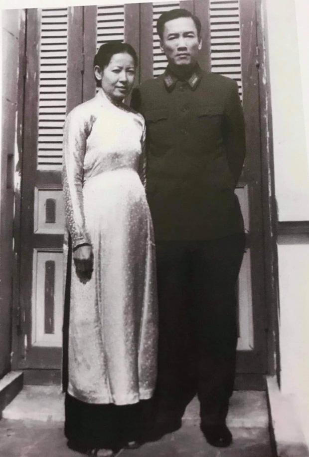 Hoa hậu Hà Kiều Anh khẳng định mình là 'Công chúa triều Nguyễn', hậu duệ Vua Minh Mạng lên tiếng phủ định