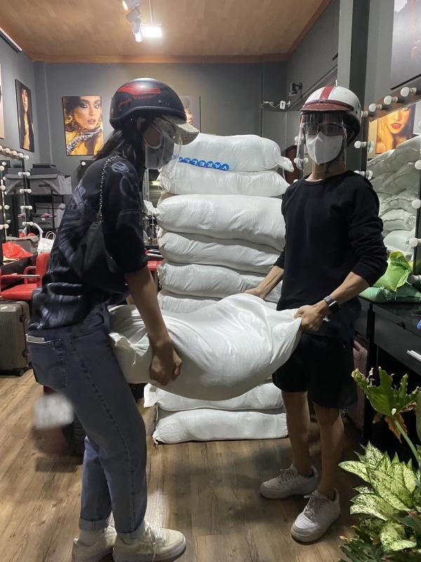 Hoa hậu Trần Tiểu Vy đi xe máy phát 3 tấn gạo cho người nghèo; Thúy Nga 'nhận tội' liên quan tới việc gặp gỡ, giúp đỡ NS Kim Ngân