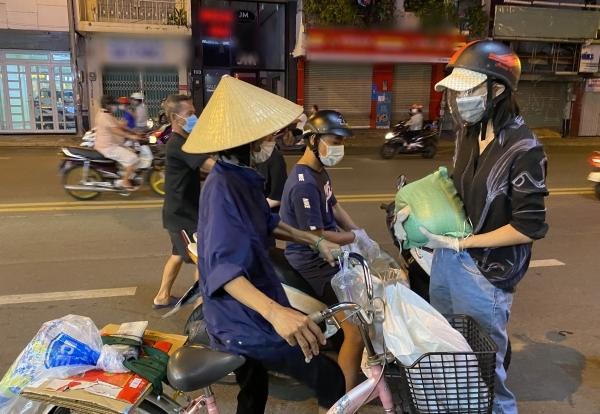 Hoa hậu Trần Tiểu Vy đi xe máy phát 3 tấn gạo cho người nghèo; Thúy Nga 'nhận tội' liên quan tới việc gặp gỡ, giúp đỡ NS Kim Ngân