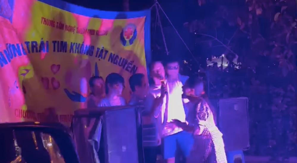 NS Kim Ngân xuất hiện với dáng vẻ xinh đẹp bất ngờ; Tuấn Hưng lao xuống vỉa hè hát cùng đoàn người khiếm thị