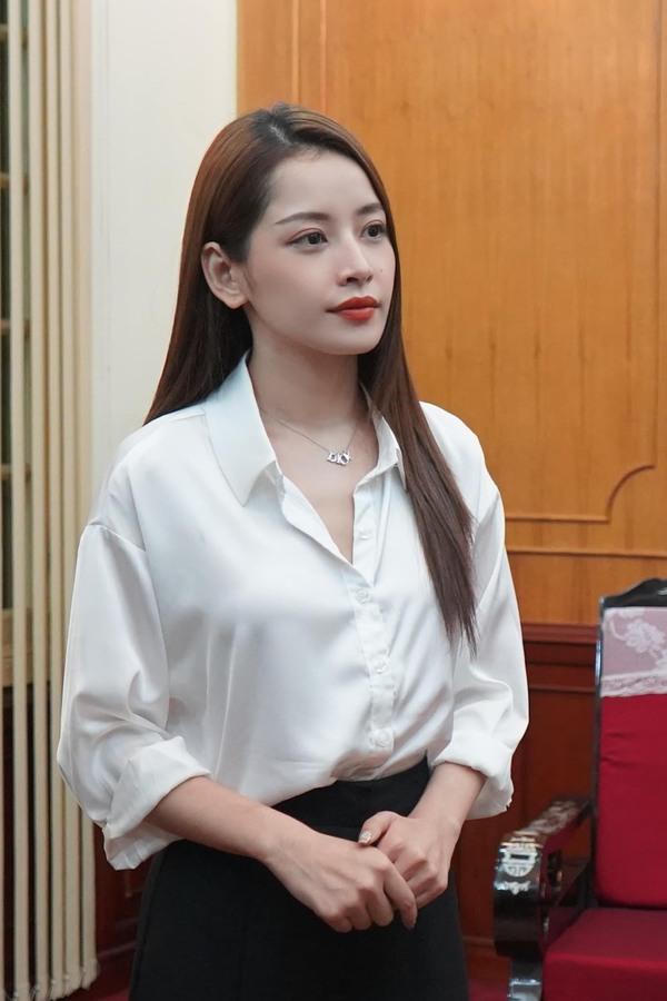 Chi Pu đi khắp TP HCM phát quà cho người nghèo; Hoà Minzy ủng hộ 100 triệu mua vaccine phòng COVID - 19; Sơn Tùng MTP mừng sinh nhật độc - lạ